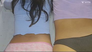Dois cuzinhos deliciosos ficam bem molhadinhos