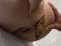 Duas mulheres cagando e mijando para transar
