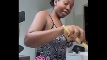 Iluminada pela luxúria da noite com a atriz sensual no vídeo