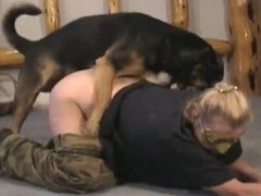 Loirinha baixinha bunduda dando o cu pro cachorro amarelo