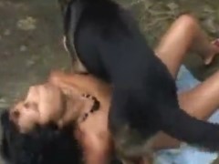 Marido forçando esposa mulata transar com cachorro preto