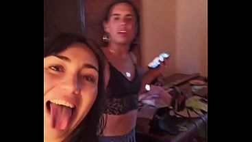 Minha amiga trans está pronta pra curtir muito