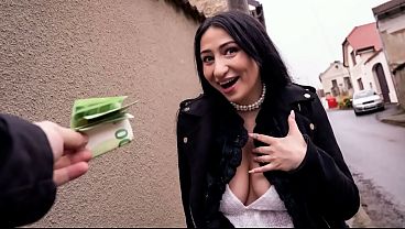 Novinha francesa ganha dinheiro em viagem com uma transa selvagem