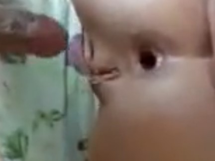 Sexo anal caseiro do marido arrombando o cuzinho da esposa
