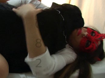 Zoofilia caseira de uma mulher sendo comida por um cachorro